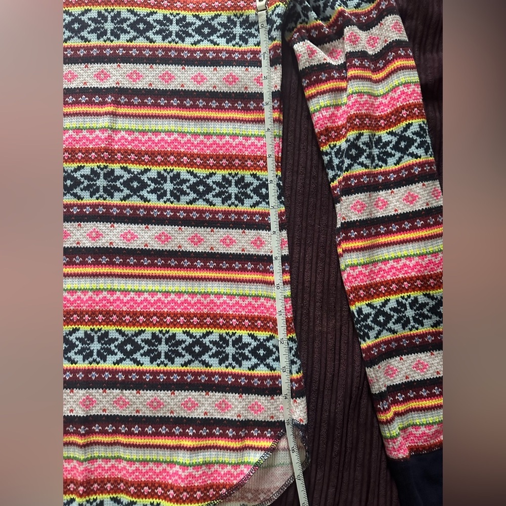 Old navy brand. Very long shirt. Very bright & colorful long sleeve shirt. - Picture 5 of 6